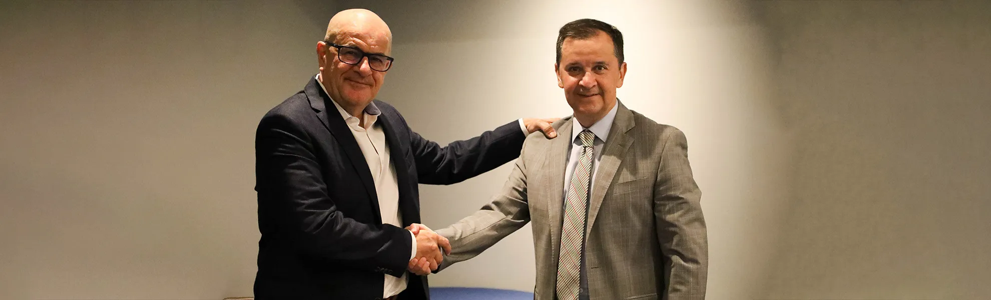 CAMBOLSA y Oficina del Consumidor Firman protocolo de mejores prácticas de los Puestos de Bolsa