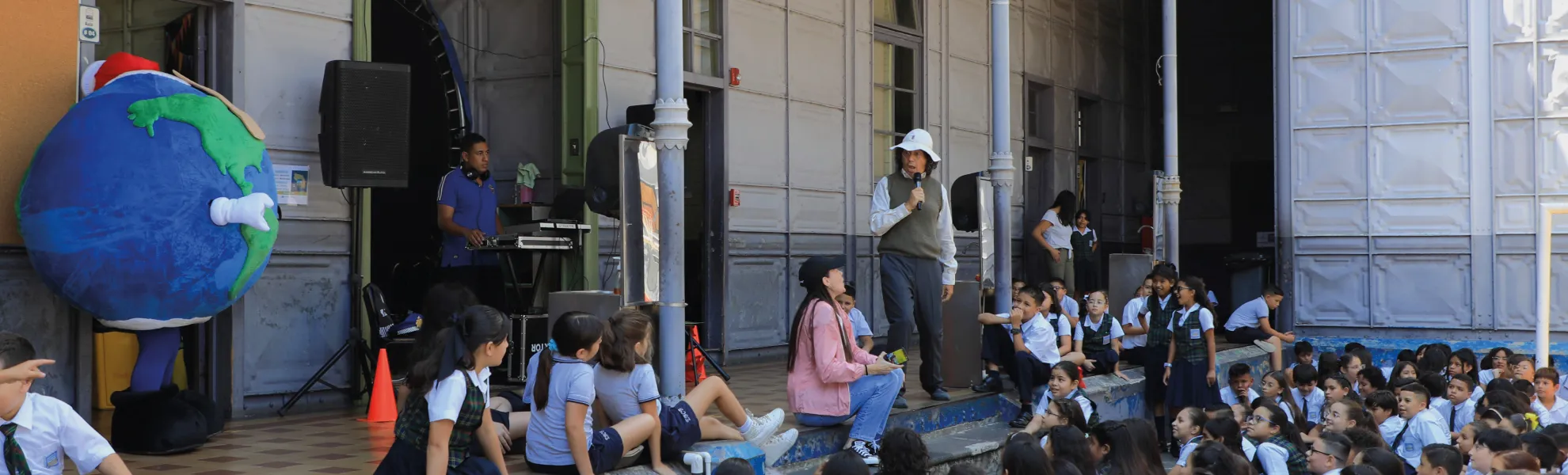 Celebramos el Día del Libro con  estudiantes de la Escuela Buenaventura Corrales, transeúntes y vecinos de Barrio Amón